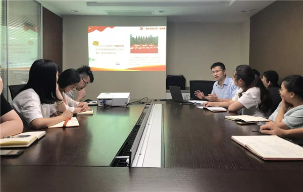 公司黨委副書記丁建國赴交通物資部黨支部講授“不忘初心、牢記使命”主題教育專題黨課