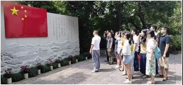 公司經(jīng)營(yíng)管理部黨支部與益光國(guó)際黨支部聯(lián)合支部共同開(kāi)展“不忘初心、牢記使命”主題教育活動(dòng)