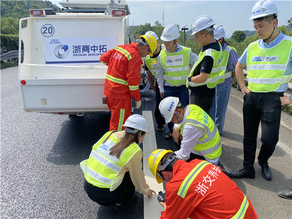 中拓智能標(biāo)線機(jī)首次亮相集團(tuán)養(yǎng)護(hù)集約化現(xiàn)場(chǎng)會(huì)