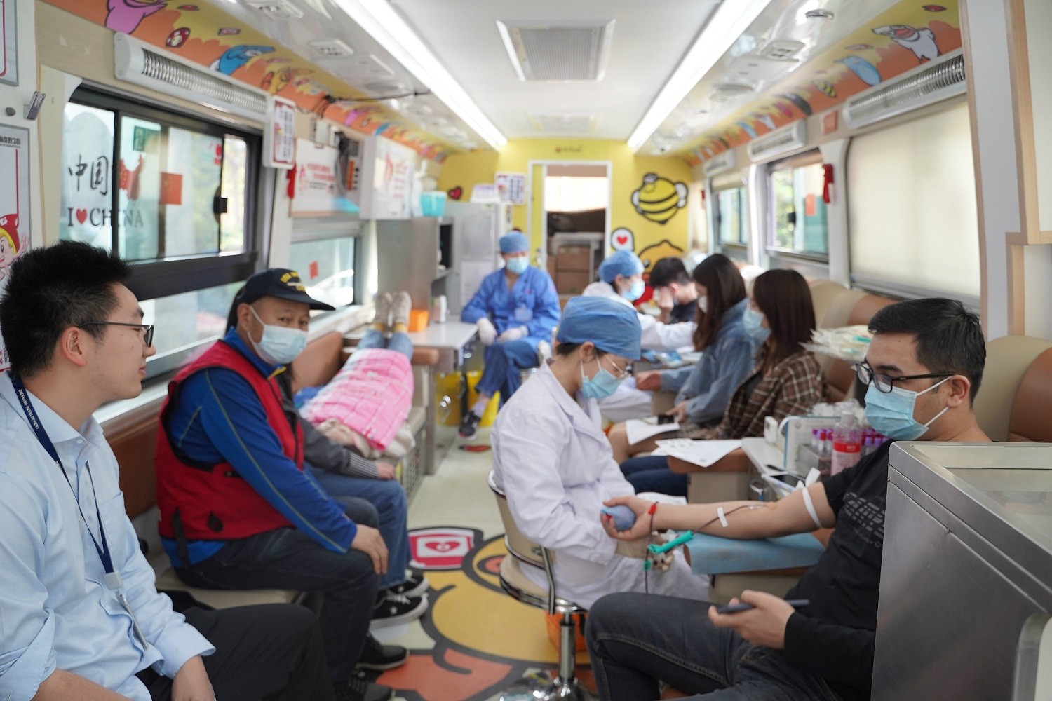 啟迪公益社| 情暖三月學(xué)雷鋒 交投鐵軍獻(xiàn)熱血