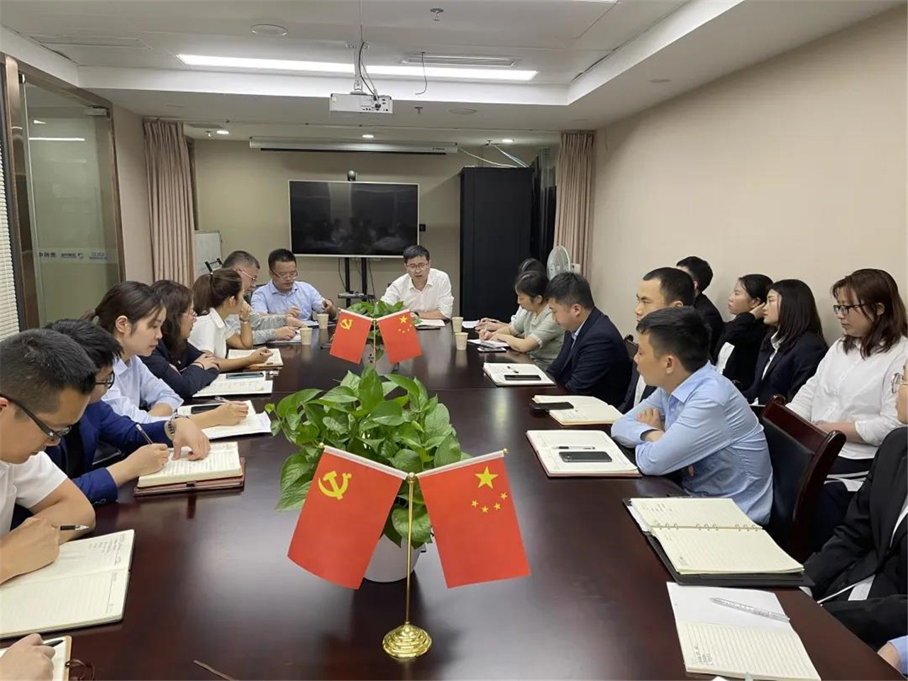 公司黨委副書記、副董事長丁建國一行赴貴州中拓調(diào)研指導(dǎo)工作