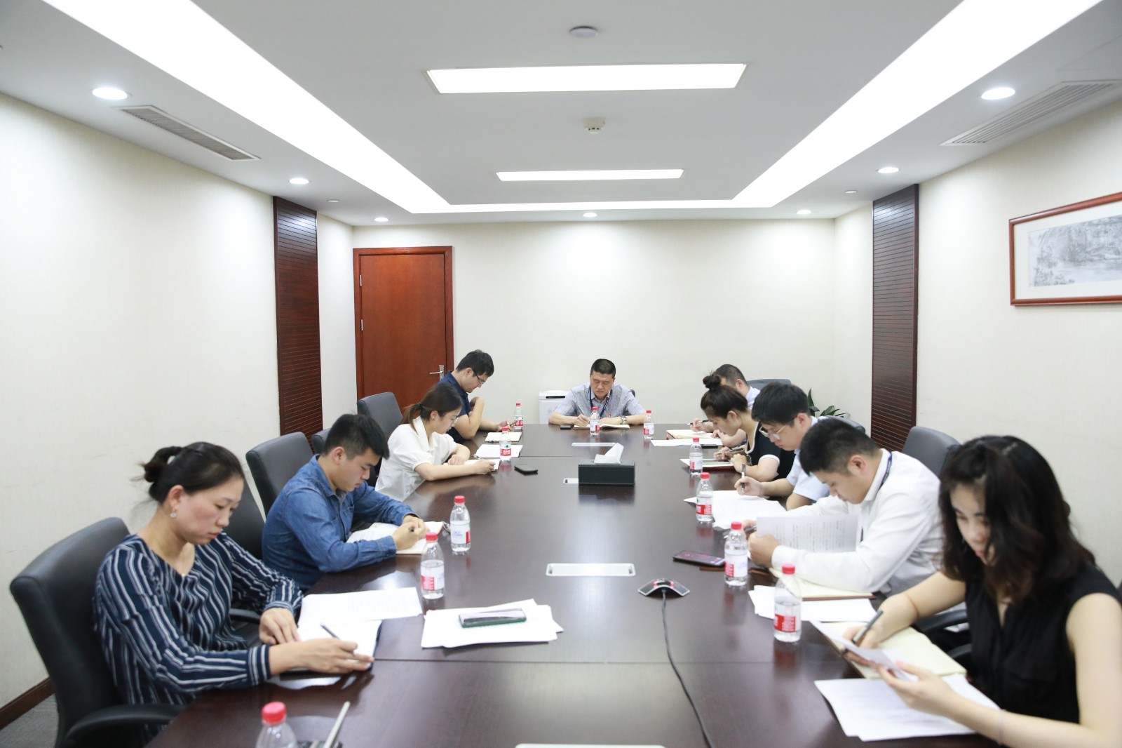 公司黨委書記、董事長袁仁軍以普通黨員身份參加辦公室黨支部黨員大會