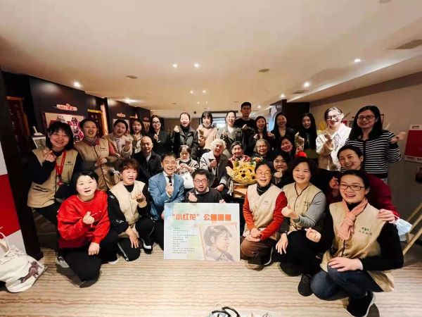 啟迪微心愿，雨花圓夢行 | 浙商中拓啟迪公益社為94歲老人舉辦“小紅花”覺醒藝術(shù)公益畫展