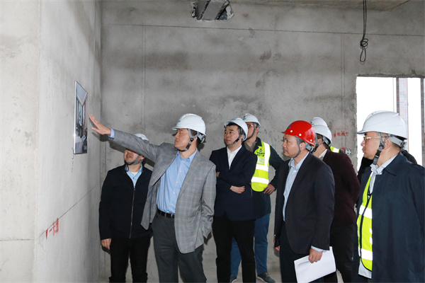 公司黨委書記、董事長袁仁軍調(diào)研總部大樓建設(shè)情況