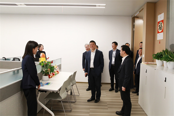 新春開工首日，公司領(lǐng)導(dǎo)班子慰問駐樓各單位員工