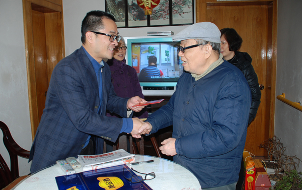 公司領導走訪慰問困難職工和離退休老同志
