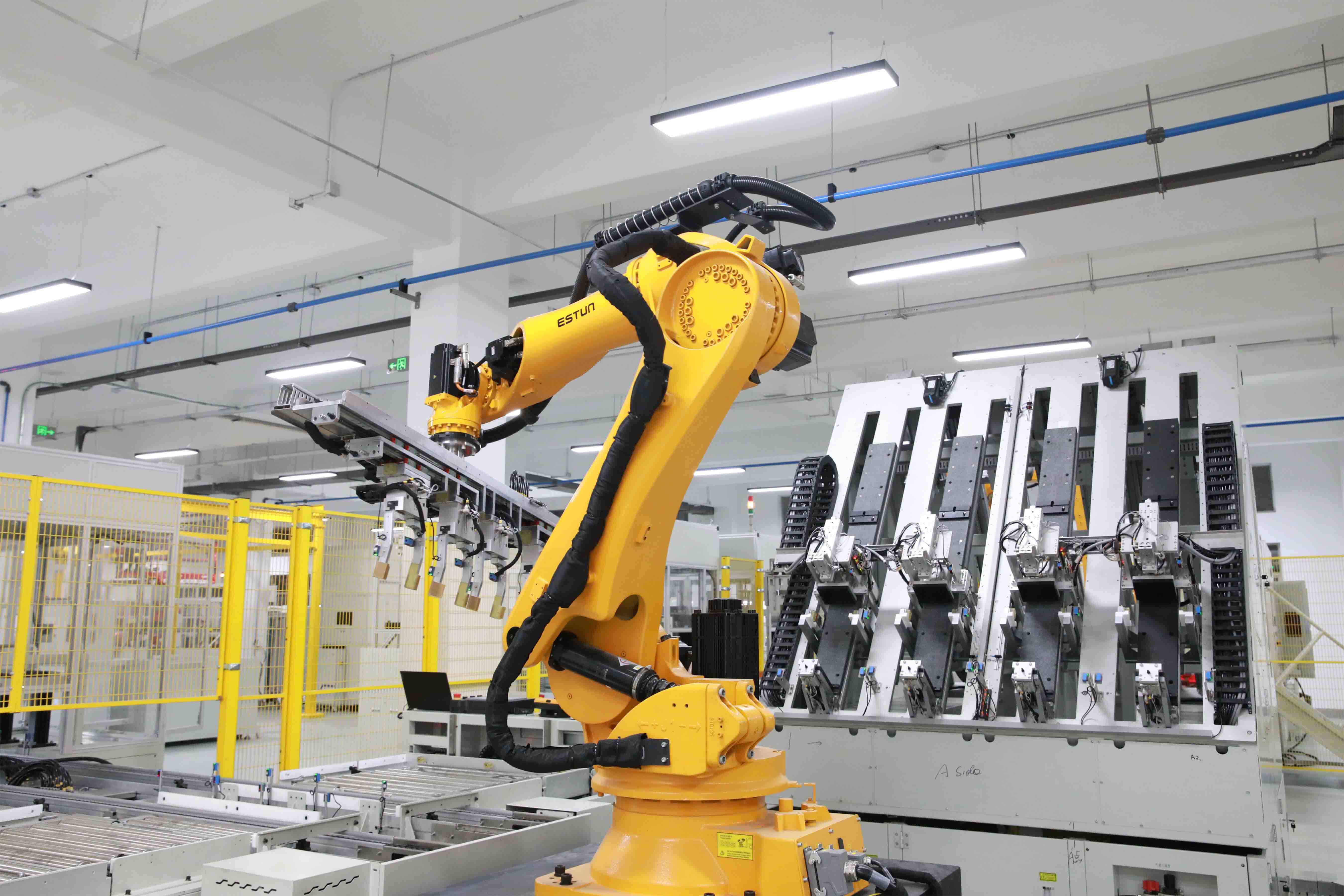 中拓協(xié)能工廠自動(dòng)化產(chǎn)線正在進(jìn)行模組堆疊